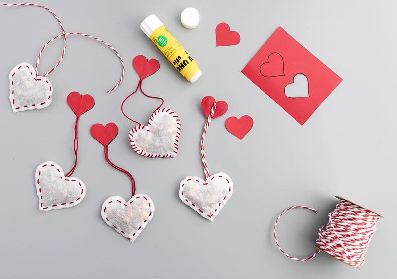 Herzteebeutel gefüllt mit Tee