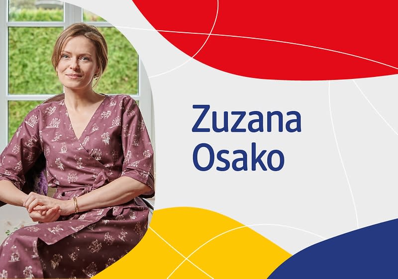 Žena v šatech sedící na židli, jméno Zuzana Osako na barevném pozadí
