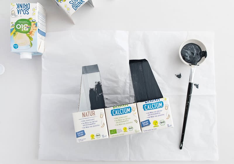 dmBio Tetrapack und schwarze Acrylfarbe