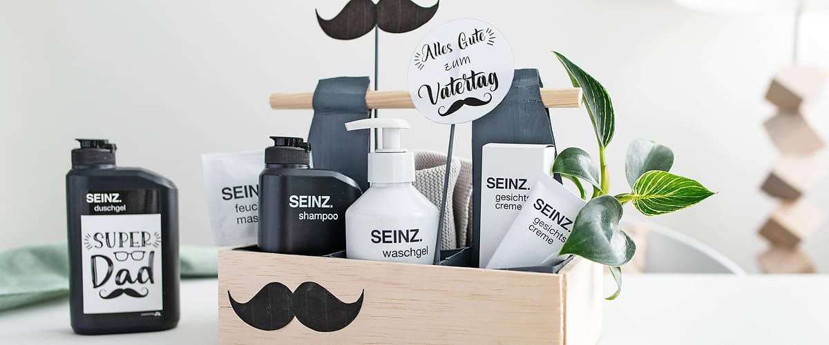 Dárkový balíček s kosmetikou pro muže, obsahuje šampon, sprchový gel, krém a dekorace s knírem