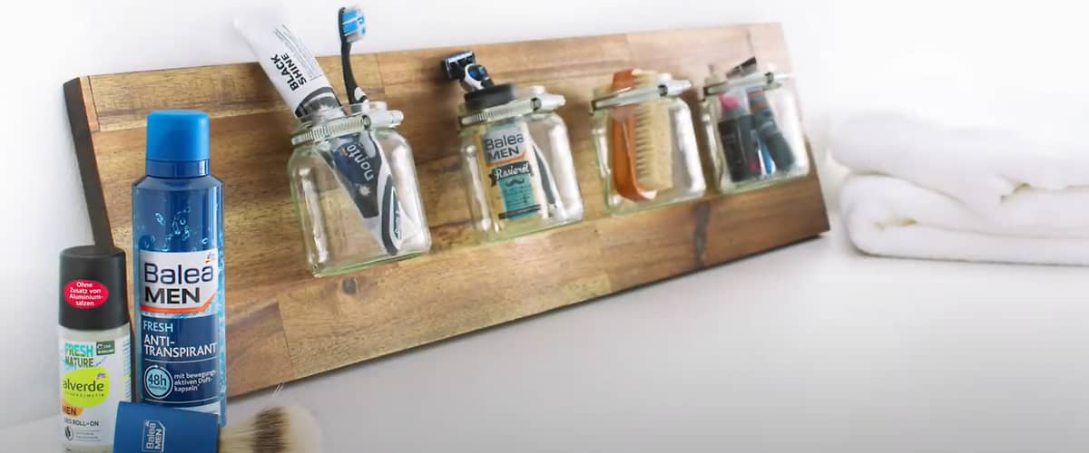 Polička s holicími potřebami a deodorantem na dřevěné desce