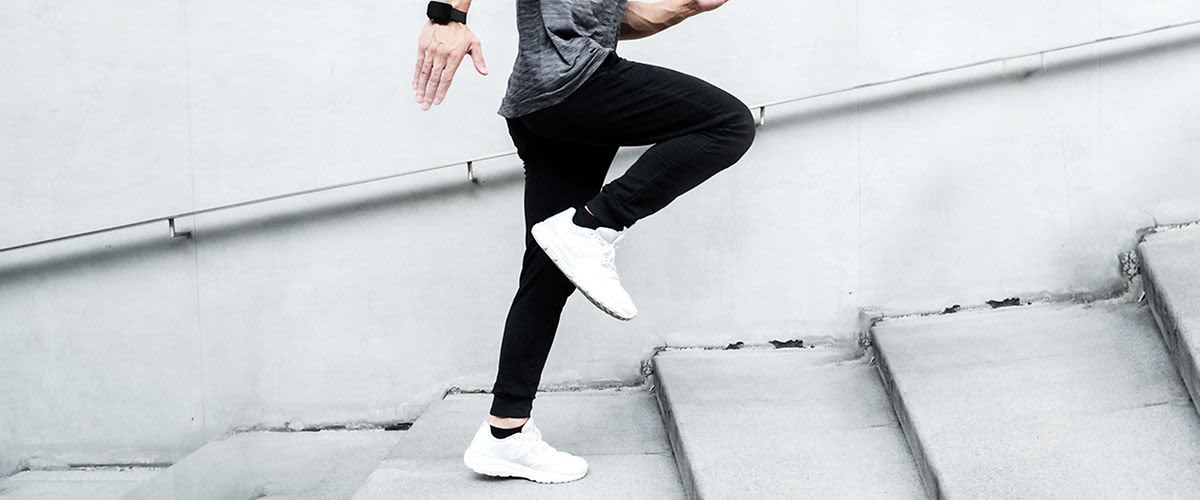 Muž běží po schodech nahoru.