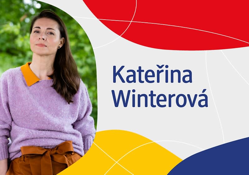 Žena v fialovém svetru, jméno Kateřina Winterová na barevném pozadí
