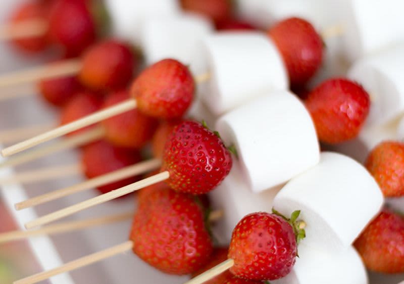 Jahody a marshmallows na špejli