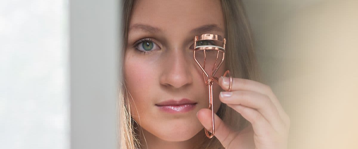 Líčení s pokleslými víčky