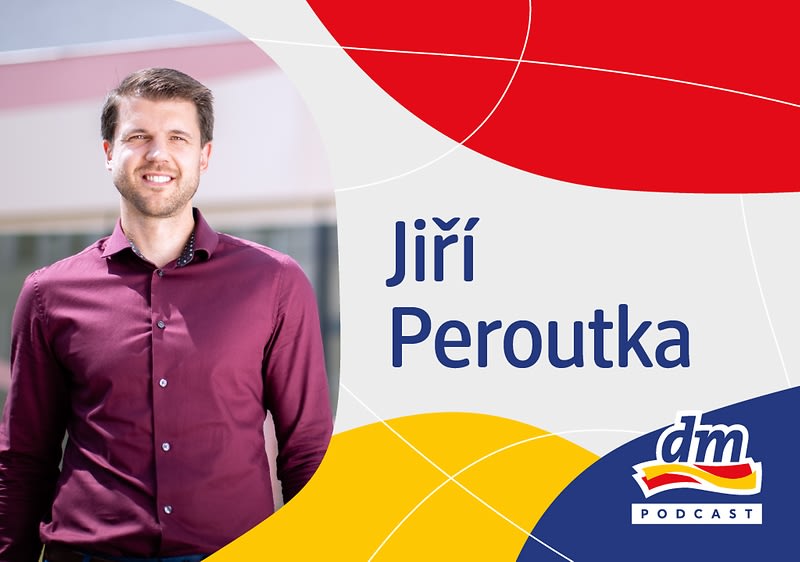 Muž v bordové košili, text Jiří Peroutka, logo dm podcast