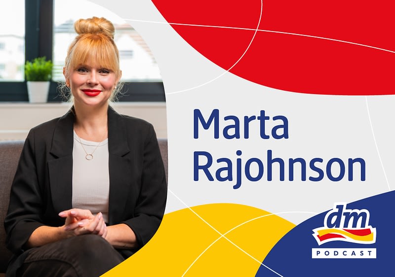 Osoba sedící na pohovce, vedle text Marta Rajohnson a logo podcastu DM.