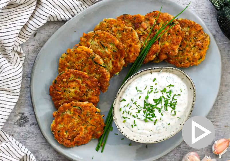 Cuketové placičky s dipem na talíři