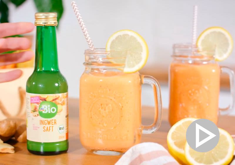 Dva sklenice pomerančového smoothie s citronem 