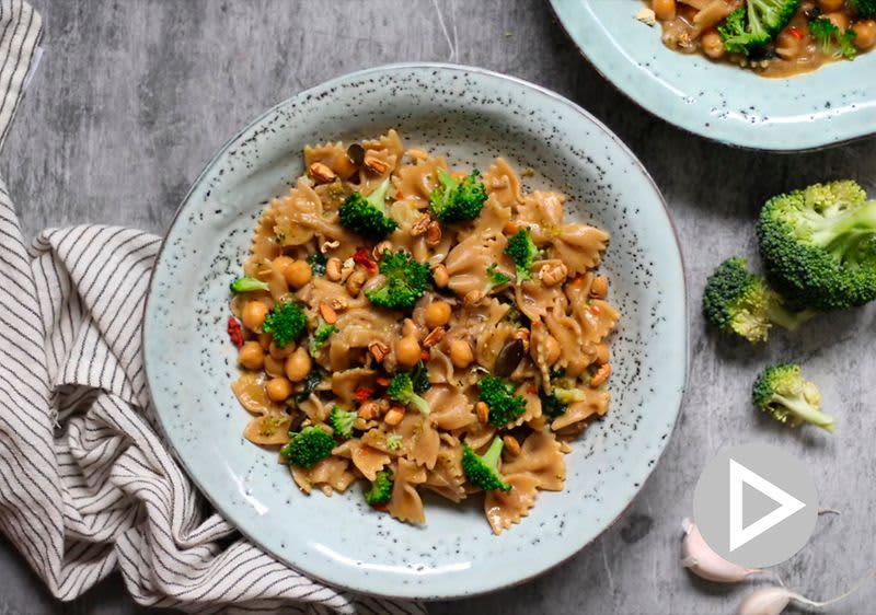 Těstoviny s brokolicí a cizrnou