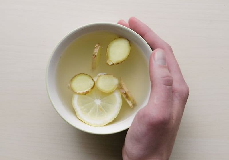 Šálek čaje s plátky citronu a zázvoru