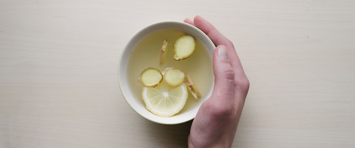 Šálek čaje s plátky citronu a zázvoru