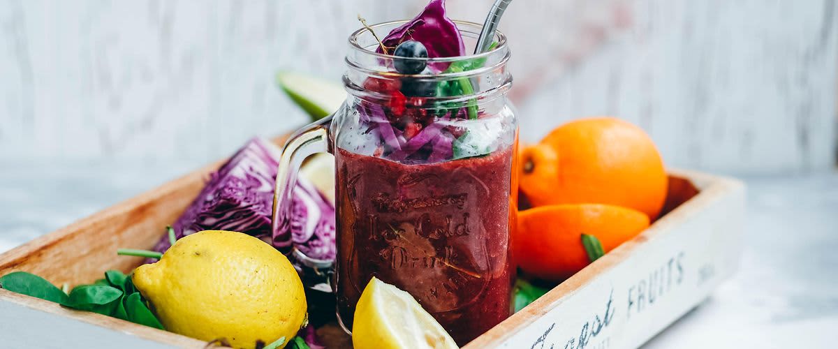 Smoothie v zavařovací sklenici s brčkem