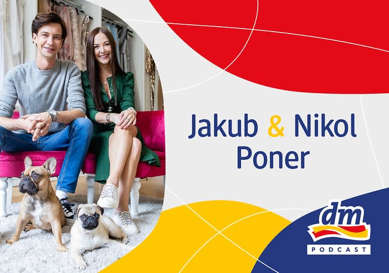 Dva lidé sedí na pohovce se dvěma psy, vedle je logo a text Jakub & Nikol Poner