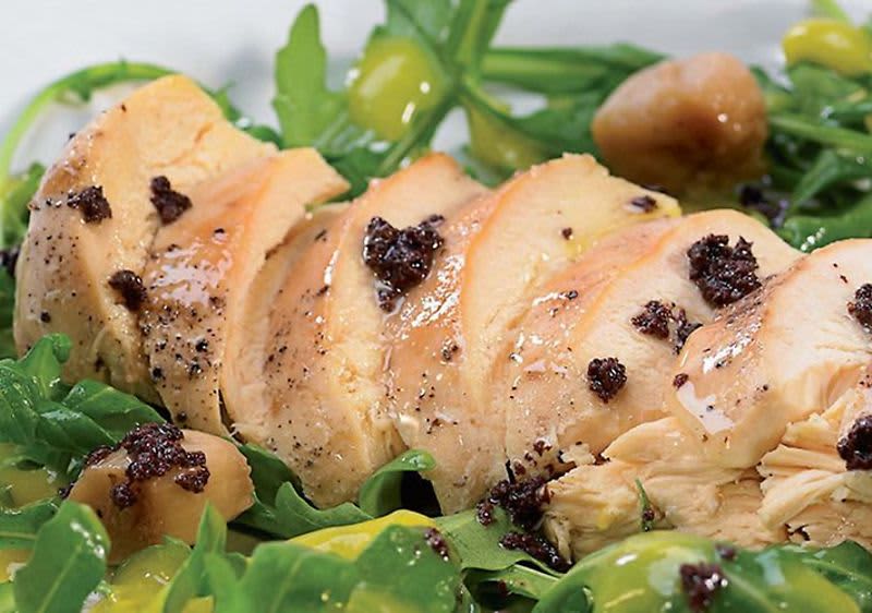 Plátky kuřecího masa na rukole s houbami a omáčkou