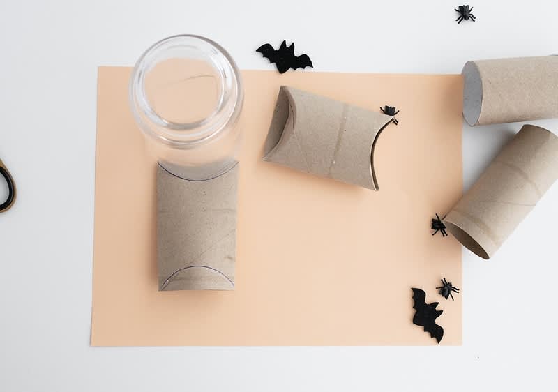 Toaletní ruličky a sklenice