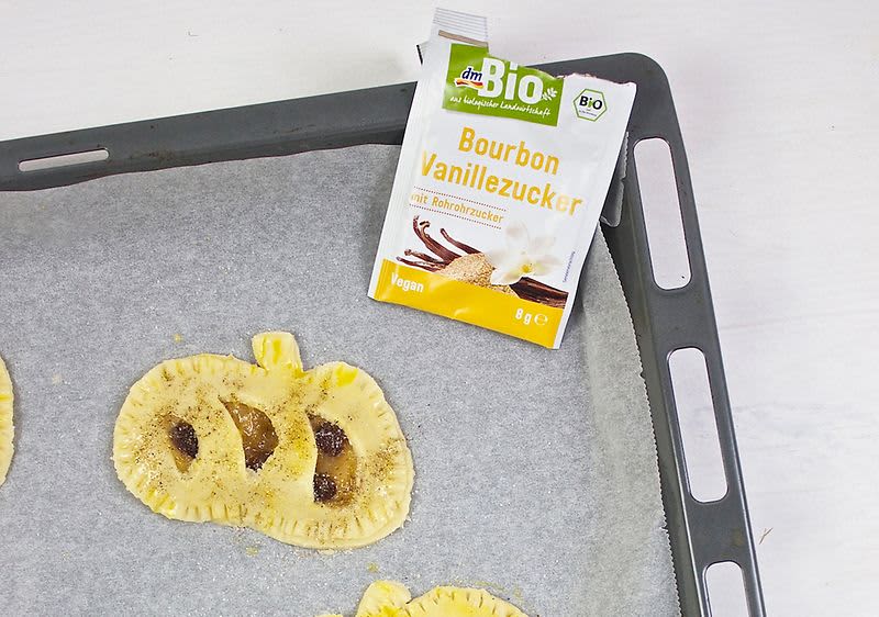 Pečící plech s těstem ve tvaru dýně a balíček vanilkového cukru