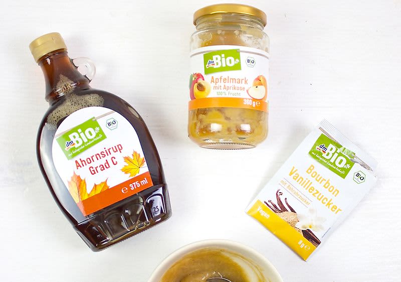 Bio javorový sirup, bio jablečné pyré a bio vanilkový cukr na bílém pozadí