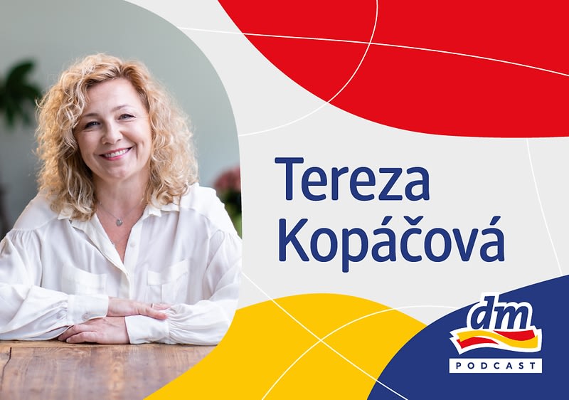 Osoba s rozmazaným obličejem, text Tereza Kopáčová, logo podcastu DM.