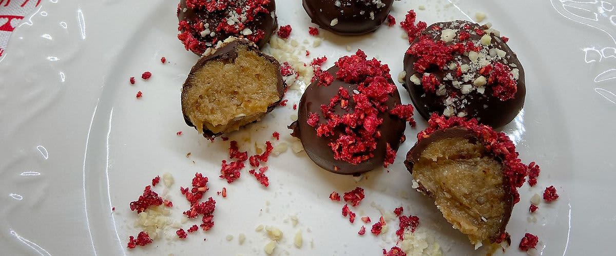 Čokoládové kuličky s ovocným posypem na bílém talíři