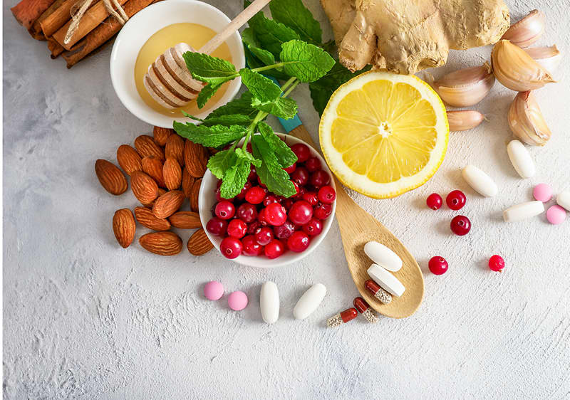 Přírodní ingredience: med, mandle, brusinky, citron, zázvor, česnek, skořice a tablety