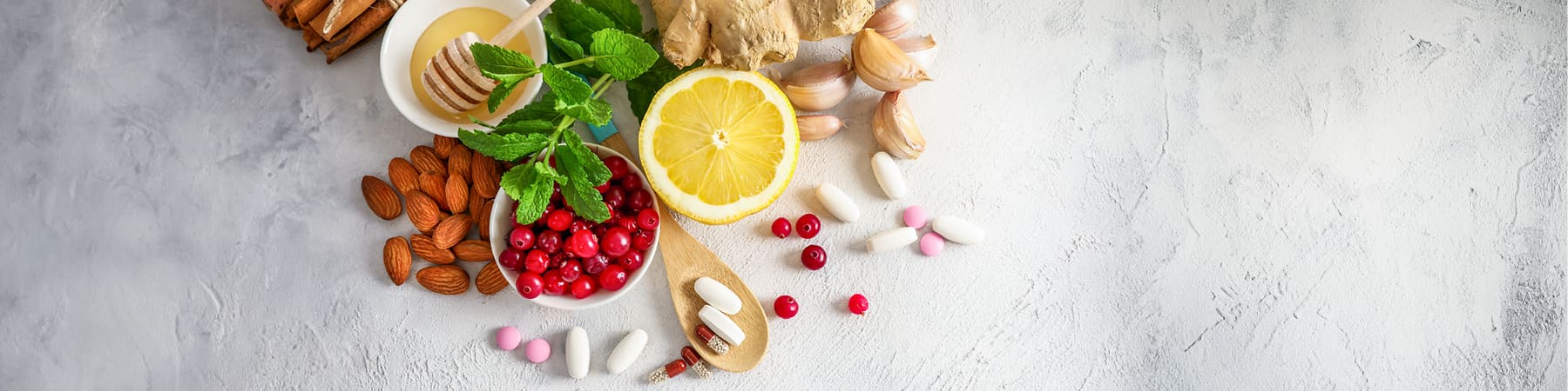 Přírodní ingredience: med, mandle, brusinky, citron, zázvor, česnek, skořice a tablety