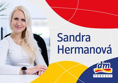 Žena s blond vlasy, text Sandra Hermanová, logo dm podcast na barevném pozadí