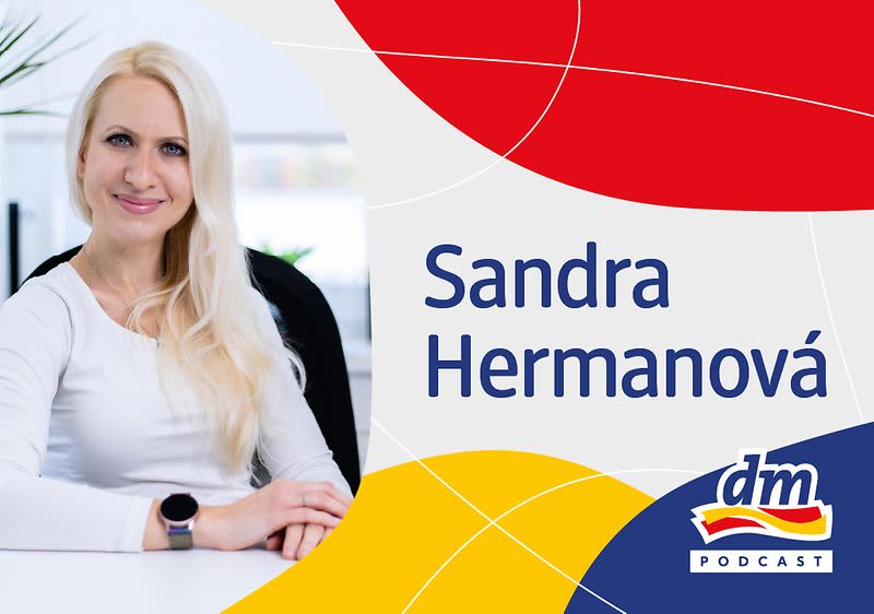 Žena s blond vlasy, text Sandra Hermanová, logo dm podcast na barevném pozadí
