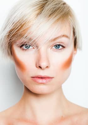 Blonde Frau mit dunklem Contouring an den Wangen