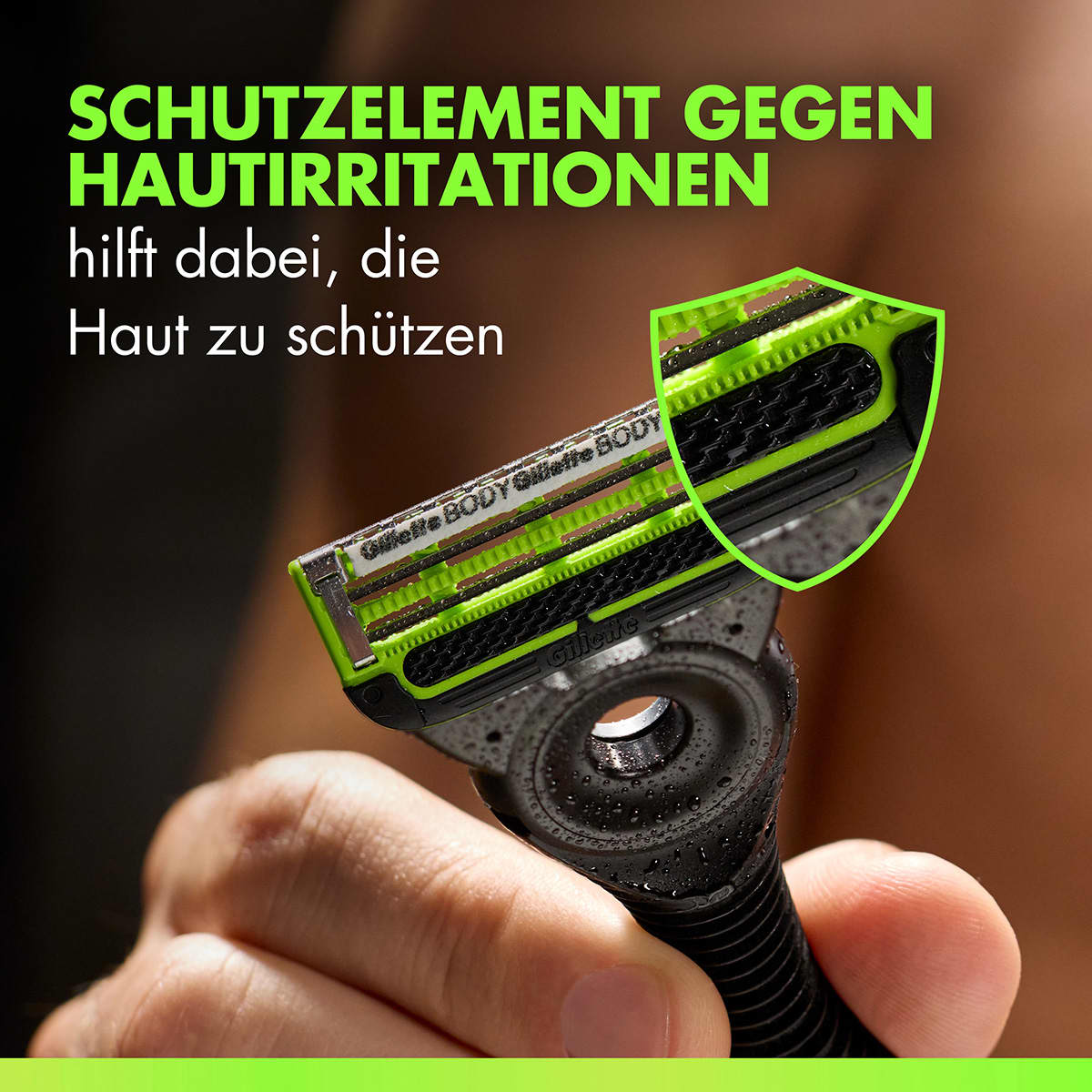Mann hält schwarzen Rasierer mit grünem Klingenkopf, Nahaufnahme zeigt drei Klingen und grünen Pflege-Lippen zur Hautschutzfunktion