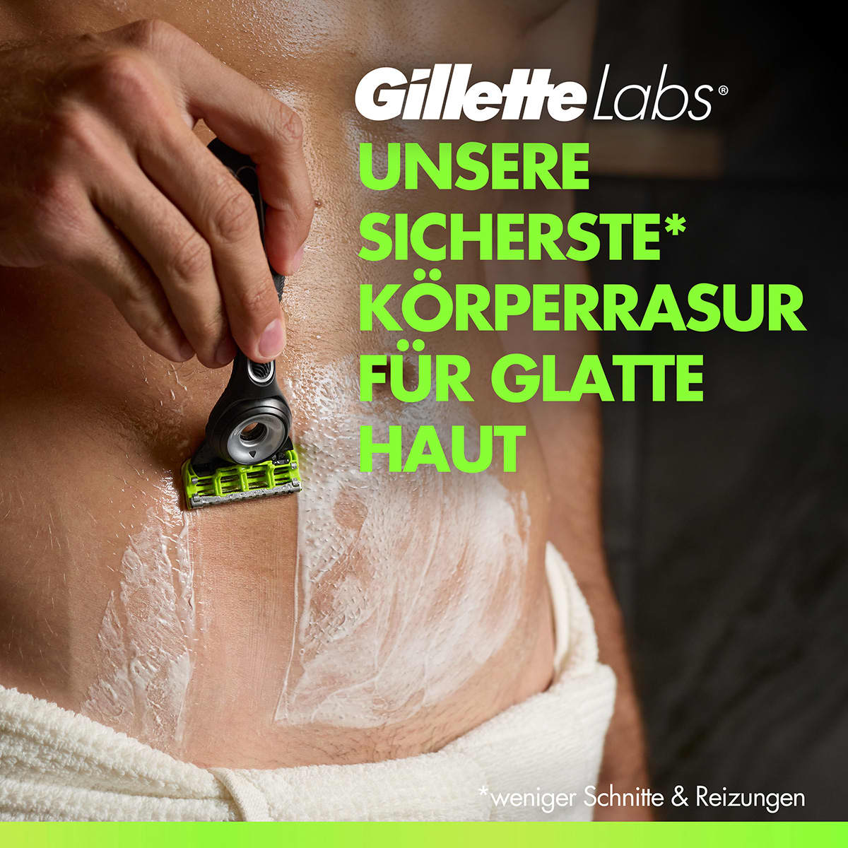 Mann rasiert sich die Bauchregion mit einem Rasierer, Schaum auf der Haut und grüner Werbetext „UNSERE SICHERSTE* KÖRERRASUR FÜR GLATTE HAUT“ im Bildrahmen