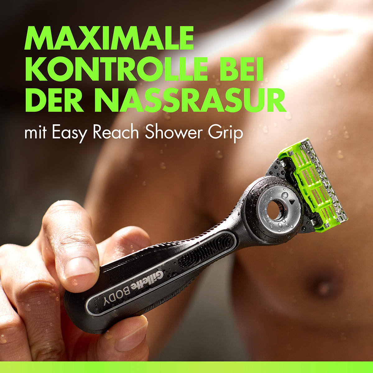Hand hält schwarzen Rasierer mit grünem Klingenaufsatz vor nacktem Oberkörper, darüber grüner Text KONTROLLE BEI DER NASSRASUR und weißer Slogan mit Easy Reach Shower Grip