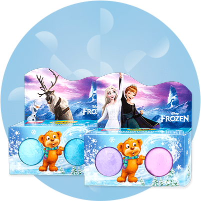 Zwei Disney Frozen Geschenkboxen mit den Figuren Elsa, Anna und dem Rentier Sven, jede Box enthält zwei runde Badebomben in Blau und Rosa, verziert mit einem Bärenmotiv