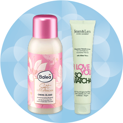 Eine rosa Flasche mit der Aufschrift „Balea Soft Lotus Dream Creme-Öl Bad“ neben einer grünen Tube mit der Aufschrift „Jean & Len Express Handcreme mit Aloe Vera I Love You So Matcha“