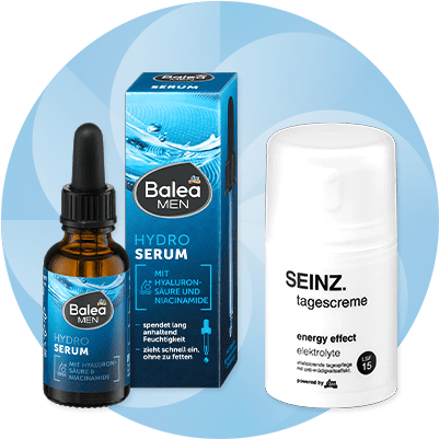 Eine blaue Verpackung des Balea Men Hydro Serums mit Hyaluronsäure und Niacinamid neben einer weißen Flasche Seinz Tagescreme