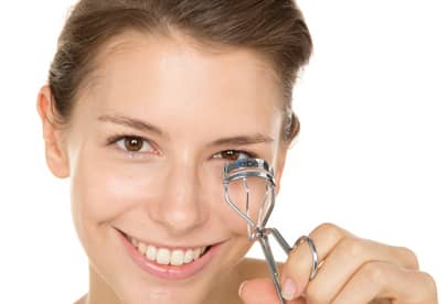 Frau mit Wimpernzange