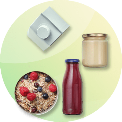 Eine Collage mit einer weißen Milchtüte, einem Glas mit goldfarbenem Deckel, einer roten Saftflasche und einer Müslischale mit Beeren