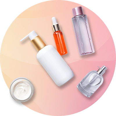 Eine Collage aus fünf Kosmetikprodukten: weiße Pumpflasche, orange Pipettenflasche, lila Flakon, Glasdöschen mit Creme, transparenter Parfümflakon