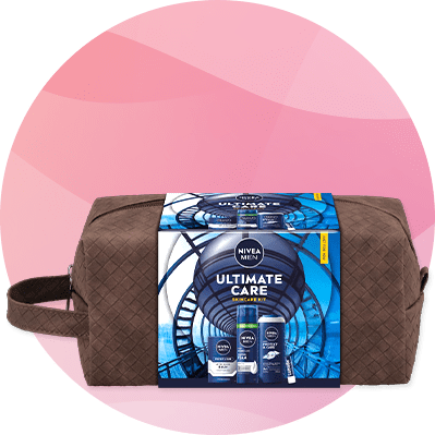 Eine braune Kulturtasche mit einem Nivea Men Ultimate Care Set, bestehend aus mehreren Pflegeprodukten, vor einem rosa Hintergrund