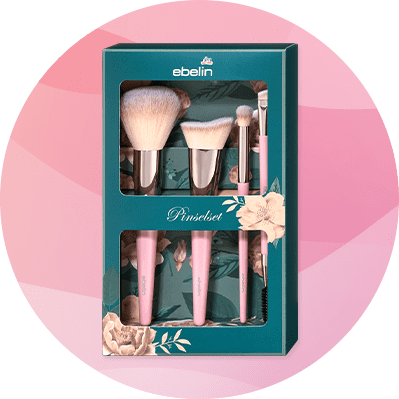 Verpackung eines Pinselsets von ebelin mit fünf Pinseln in rosa, umgeben von floralen Mustern und der Aufschrift „Pinselset“