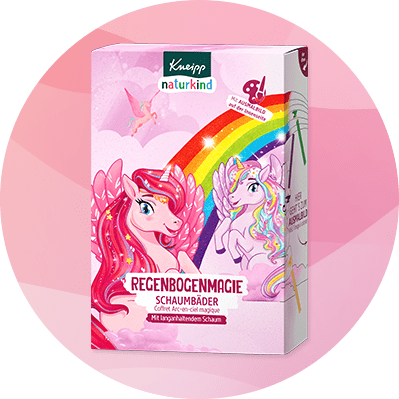 Verpackung von Kneipp Naturkind Regenbogenmagie Schaumbäder mit Einhörnern, Regenbogen und Wolken. Enthält die Aufschrift „Mit langanhaltendem Schaum“