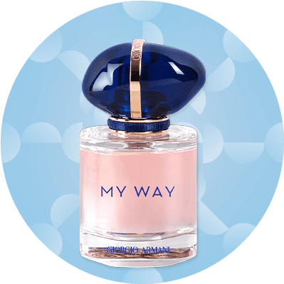 Eine Parfümflasche mit rosa Flüssigkeit und blauem Deckel, Aufschrift „MY WAY“ in blauen Buchstaben