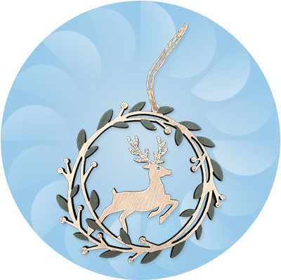 Ein goldener Rentier-Anhänger mit grünen Blättern und kleinen Kristallen auf einem blauen Hintergrund