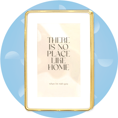 Ein goldgerahmtes Bild mit dem Text „There is no place like home when I'm with you“ auf einem hellen Hintergrund