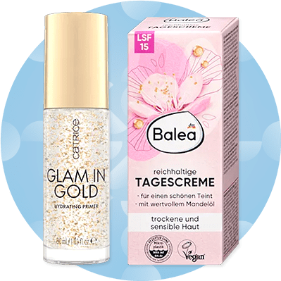 Ein goldener Catrice Glam in Gold Primer und eine reichhaltige Tagescreme von Balea mit einem blauen Hintergrund