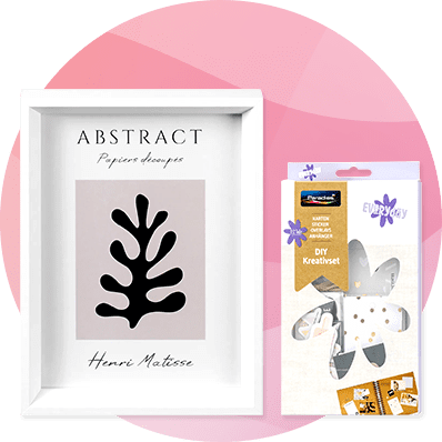 Ein gerahmtes Bild mit schwarzem abstraktem Motiv und der Aufschrift „Henri Matisse“ neben einem DIY-Kreativset mit Blumenmotiv.