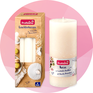 Eine Packung Profissimo Leuchterkerzen neben einer weißen Profissimo Kerze mit Aufschrift „Kerze mit natürlichem Duftstoff“