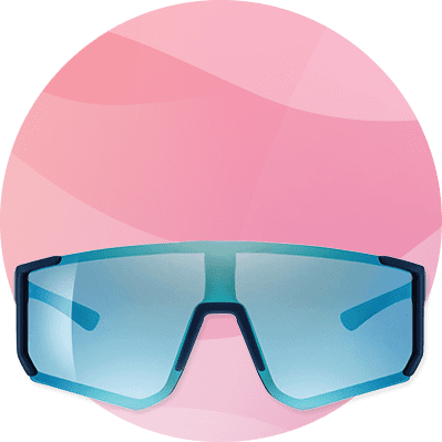 Blaue Sportsonnenbrille mit durchgehendem Visier und dunklem Rahmen vor rundem rosa Hintergrund