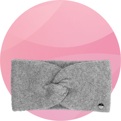 Grau gestricktes Stirnband vor rosa Hintergrund