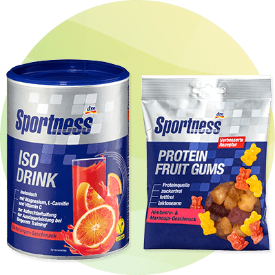 Zylindrische Dose „Sportness ISO DRINK“ in Blau-Weiß mit Orangenglas-Abbildung neben einer Tüte „Sportness PROTEIN FRUIT GUMS“ in Silber-Blau mit bunten Fruchtgummis als Produktansicht